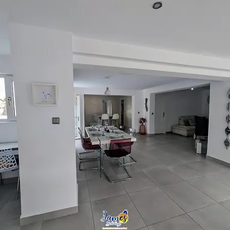 Welcoming 3 Bedroom With Private Pool Lb10 *