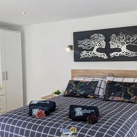 Villa Welcoming 3 Bedroom With Private Pool Lb10