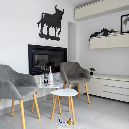 Villa Welcoming 3 Bedroom With Private Pool Lb10