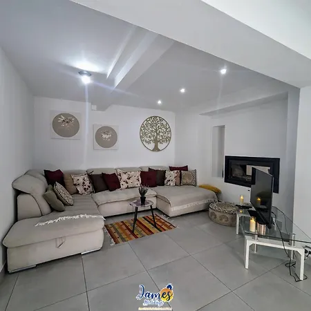 Villa Welcoming 3 Bedroom With Private Pool Lb10 *